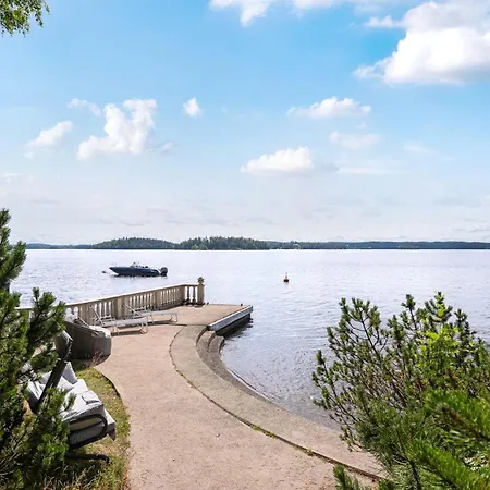 Villa Elvala Luxury Lakeside Estate Near