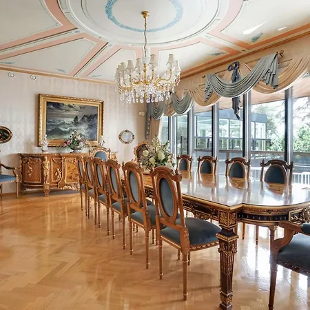 Elvala Luxury Lakeside Estate Near