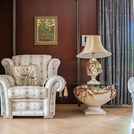 Elvala Luxury Lakeside Estate Near Villa