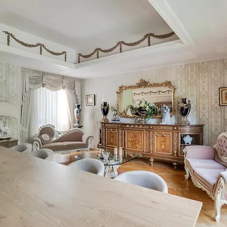 Elvala Luxury Lakeside Estate Near Villa