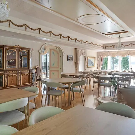 Elvala Luxury Lakeside Estate Near Villa *