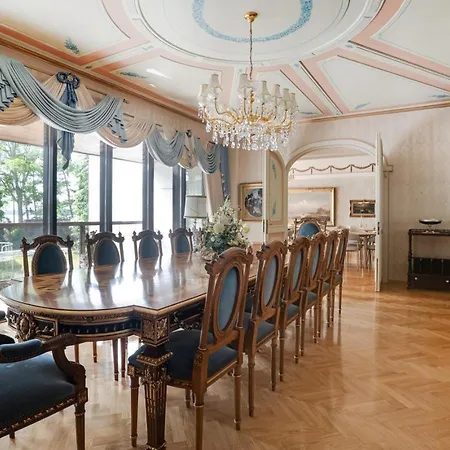Villa Elvala Luxury Lakeside Estate Near
