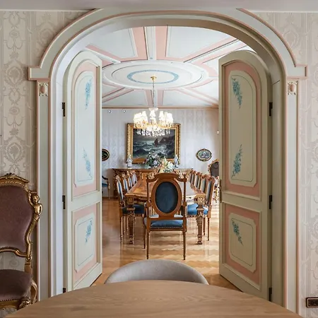 Elvala Luxury Lakeside Estate Near Villa