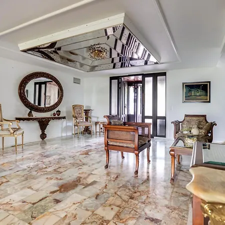 Elvala Luxury Lakeside Estate Near