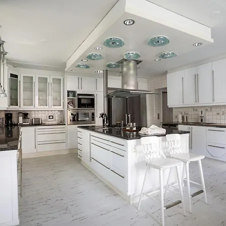 Elvala Luxury Lakeside Estate Near Villa