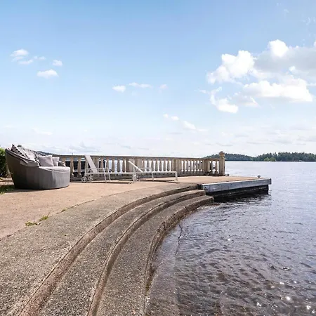 Villa Elvala Luxury Lakeside Estate Near