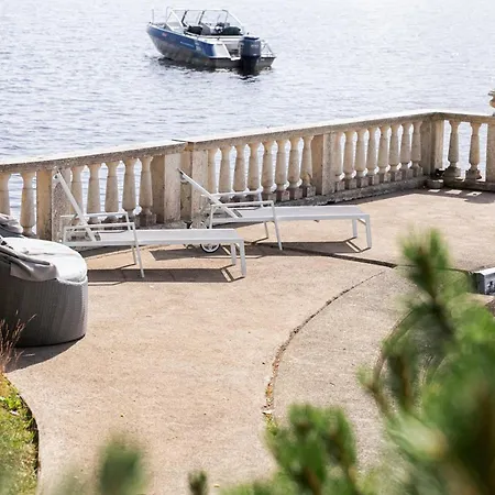 Elvala Luxury Lakeside Estate Near Villa