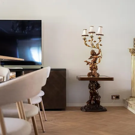 Elvala Luxury Lakeside Estate Near Villa