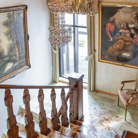 Villa Elvala Luxury Lakeside Estate Near